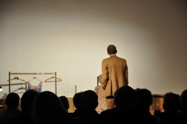 Michael Grunert mit "Schlachter-Tango" im Burgsaal der Wewelsburg